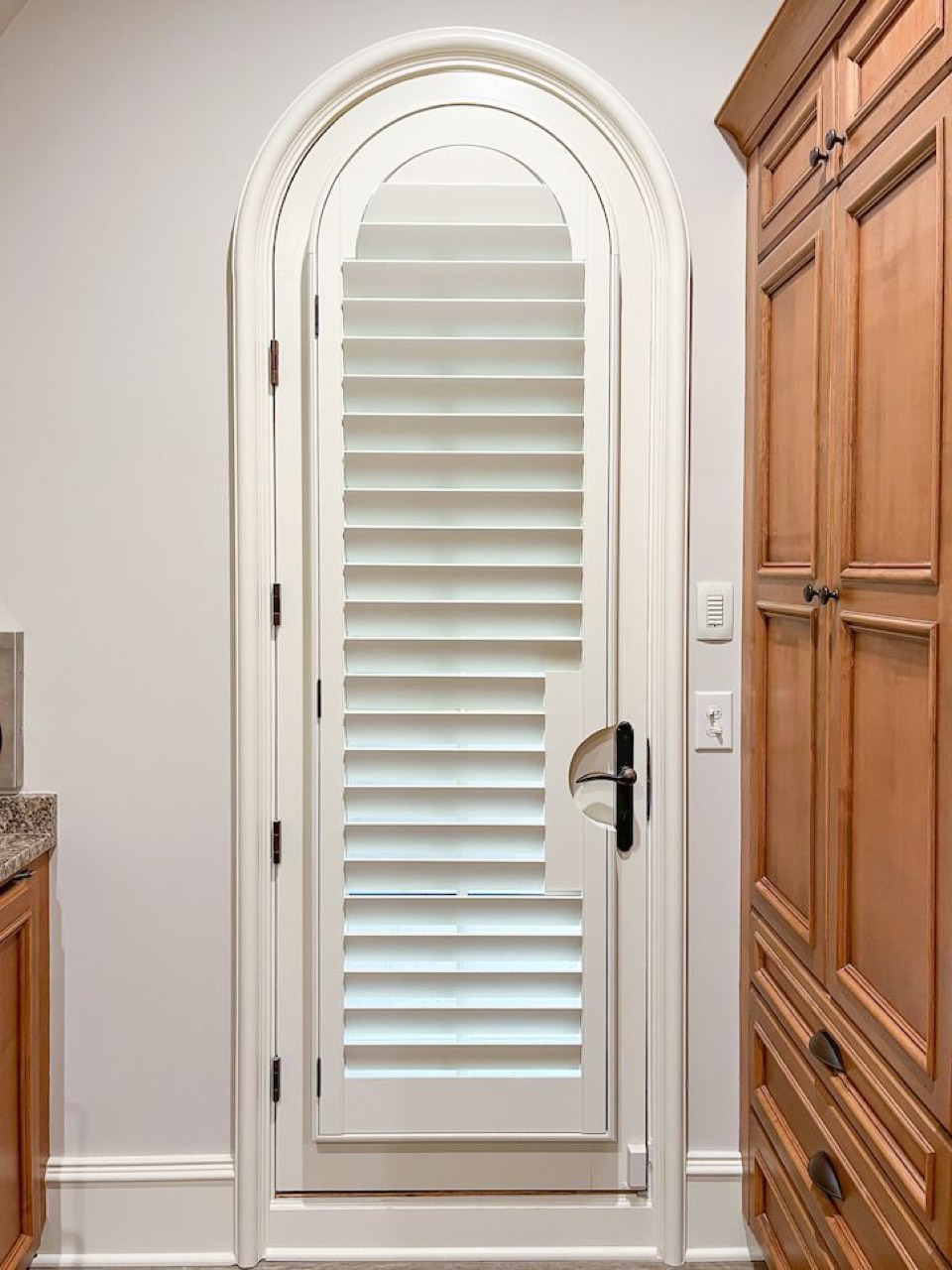 Arch-top door shutter with handle cutout and hidden tilt