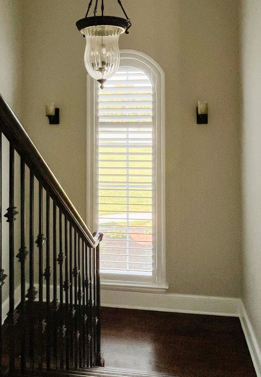 Single-panel arch-top shutter