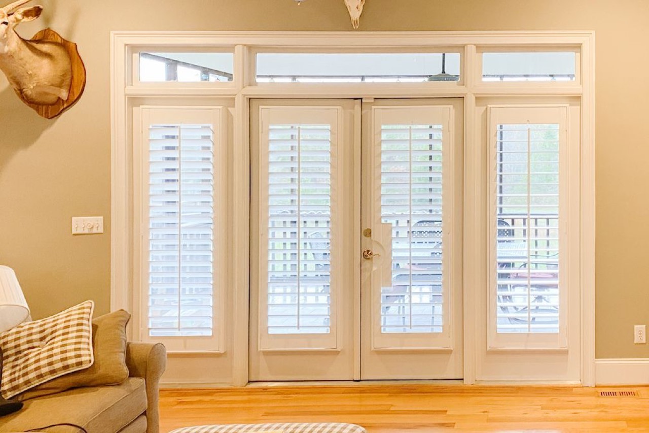Door shutter built around a lever handle cutout